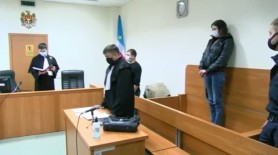 FOTO // Tânăra care și-a ucis mama, plasată în arest pentru 30 de zile: Fotografii din sala de judecată